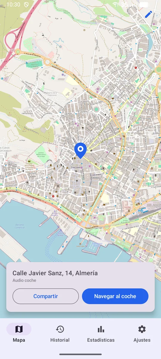 El último aparcamiento en el mapa de OpenStreetMap, con la dirección y los botones Compartir y Navegar al coche